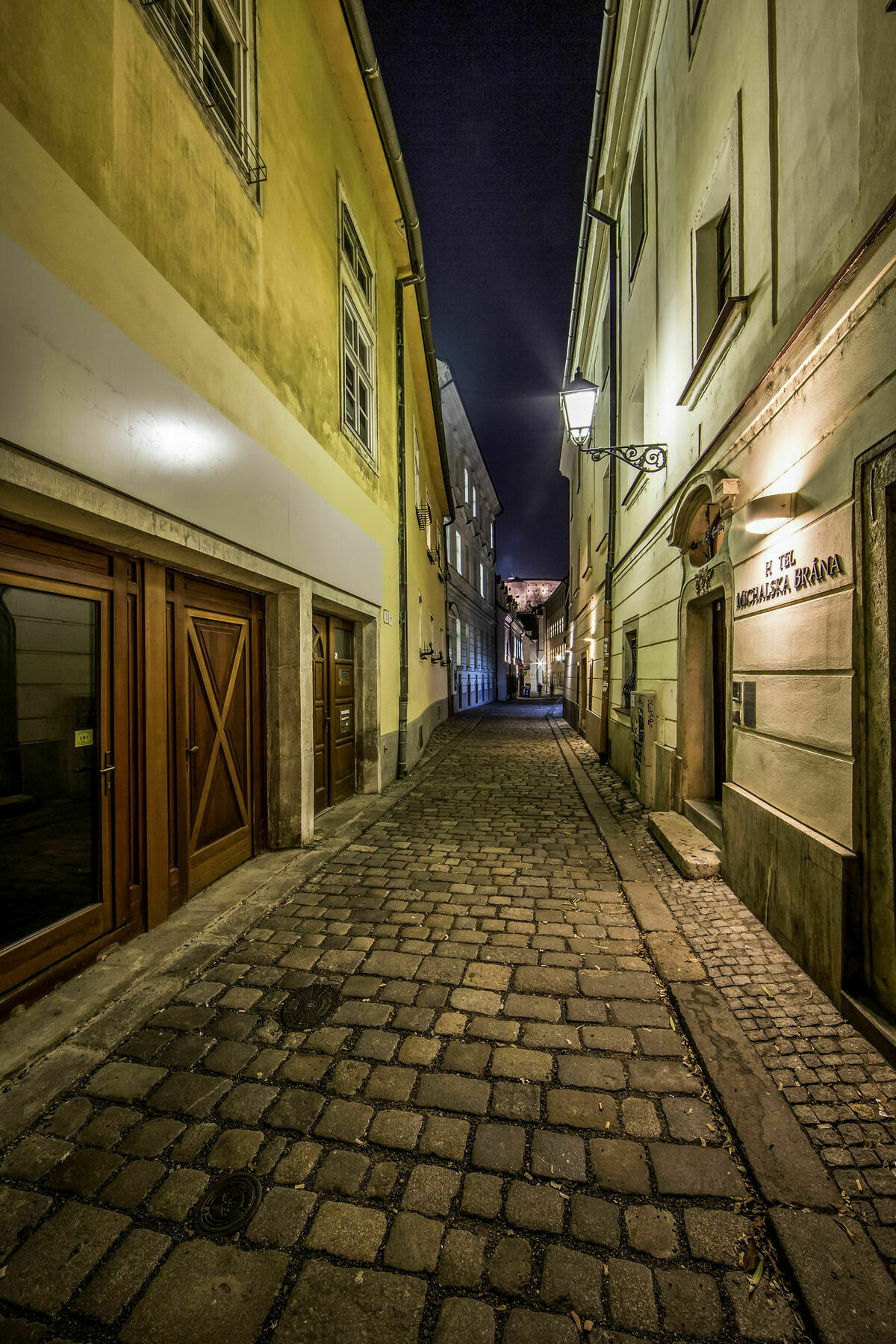 Aplend City Bastova 1 Bratislava Ngoại thất bức ảnh